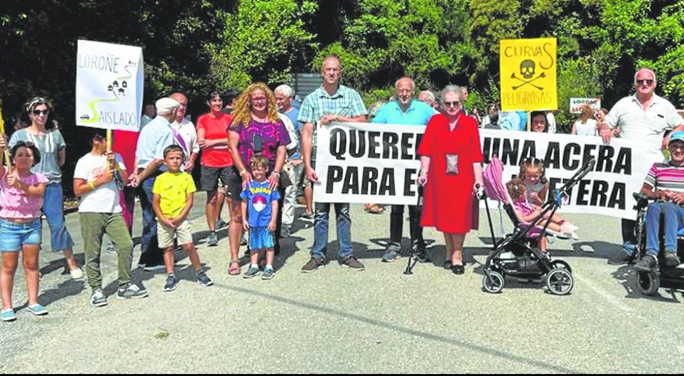 Los vecinos de la localidad colunguesa de Loroñe cortaron el acceso al pueblo desde la carretera AS-260.