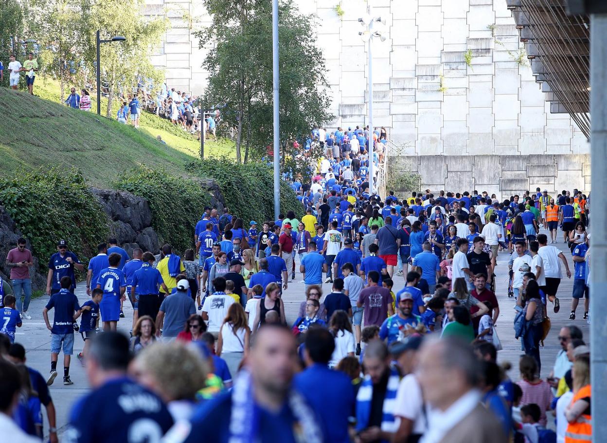 Aficionados del Real Oviedo, ayer, llenan las escaleras de acceso al Carlos Tartiere y sus alrededores. 
