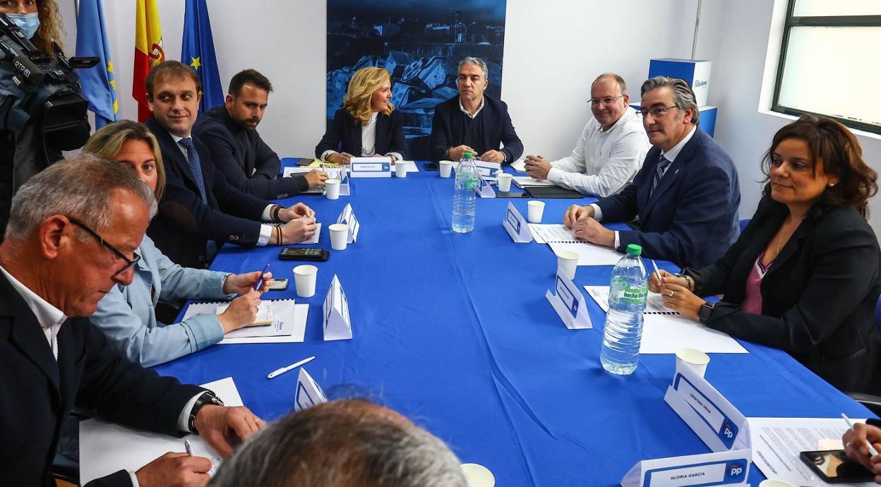 Mallada y su equipo de dirección, el pasado 22 de abril, durante la reunión que mantuvieron en Oviedo con el coordinador general y el vicesecretario de Organización del PP, Elías Bendodo y Miguel Tellado. 