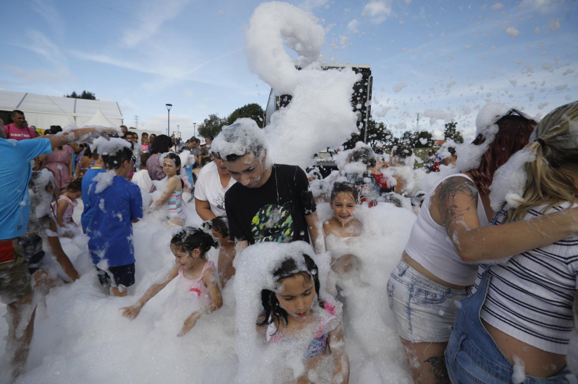 La fiesta de la espuma en Contrueces congregó a decenas de jóvenes en Los Pericones. 