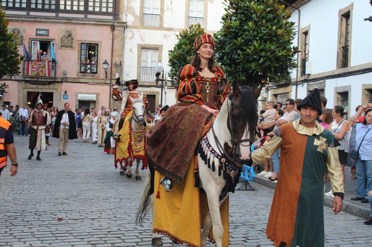 La ministra Pilar Llop en el papel de Leonor, hermana de Carlos V, durante el desfile por Villaviciosa. 