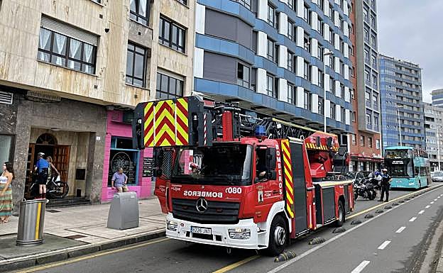 Un camión de bomberos, frente al edificio afectado. 