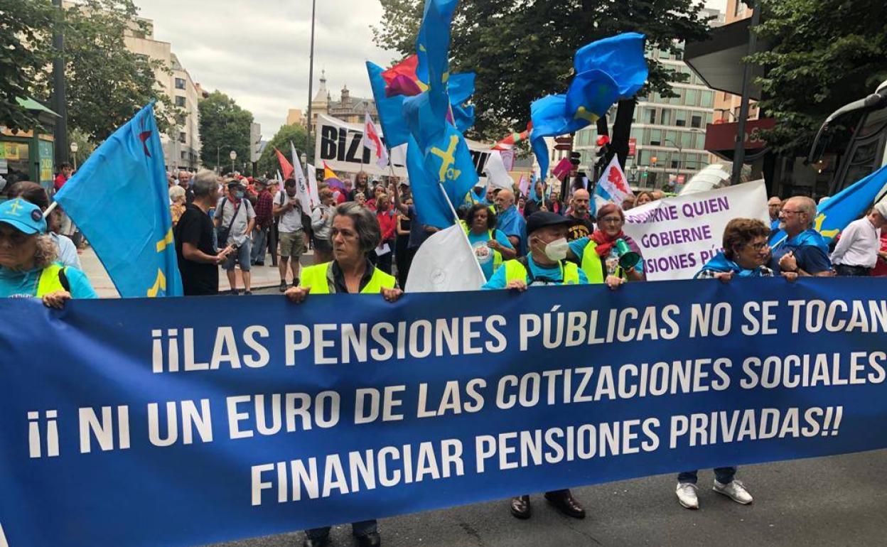 Manifestantes procedentes de Asturias, en la movilización por las pensiones celebrada en Bilbao. 