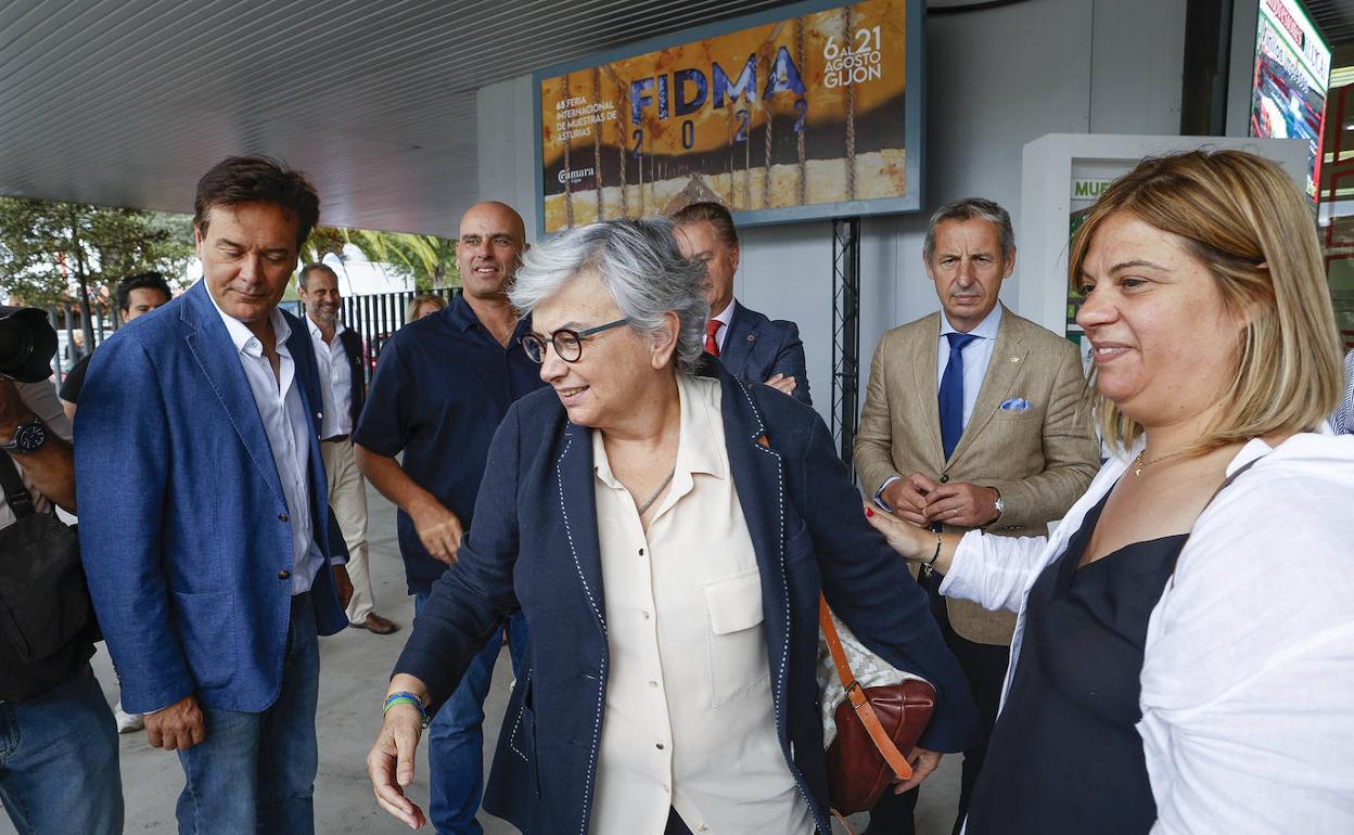 Ana González y Gimena Llamedo en una visita de representantes de la Federación Socialista Asturiana, FSA, a la 65 Feria Internacional de Muestras de Asturias.