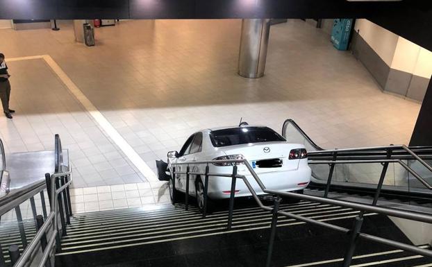 Roba un coche y lo encaja en las escaleras de un intercambiador de Madrid