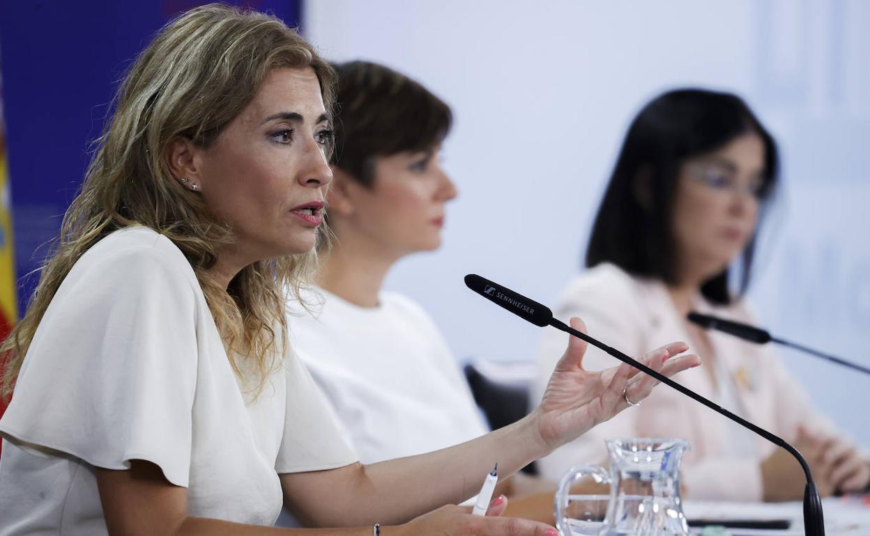 La ministra de Transportes, Raquel Sánchez (i), la portavoz del Gobierno, Isabel Rodríguez (d) y la ministra de Sanidad, Carolina Darias, durante la rueda de prensa posterior a la reunión del Consejo de Ministros, este martes en Moncloa.