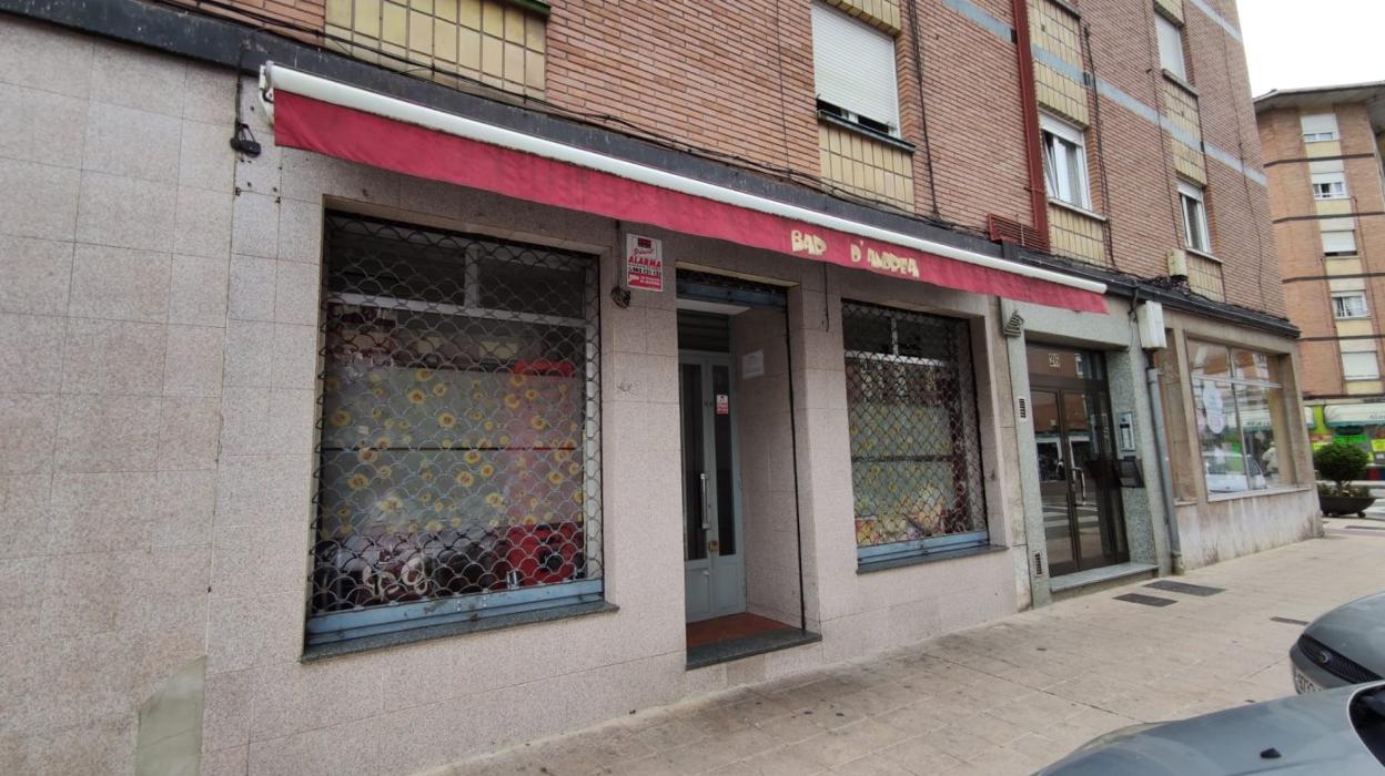 El suceso tuvo lugar durante la noche del lunes en el interior de un bar ubicado en la calle Pelayo del barrio de Versalles. 