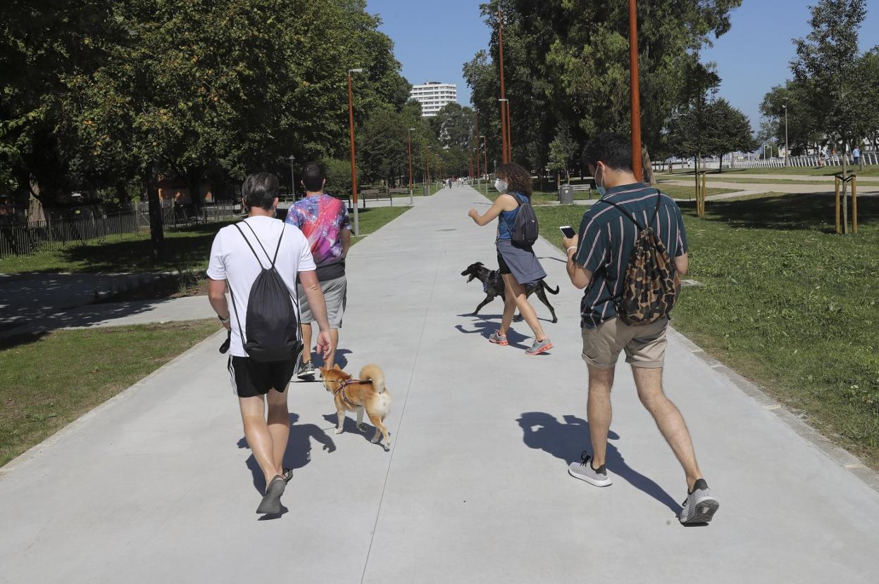 Paseantes por la avenida de El Molinón, uno de los espacios que más plazas de aparcamiento perdió durante este mandato.