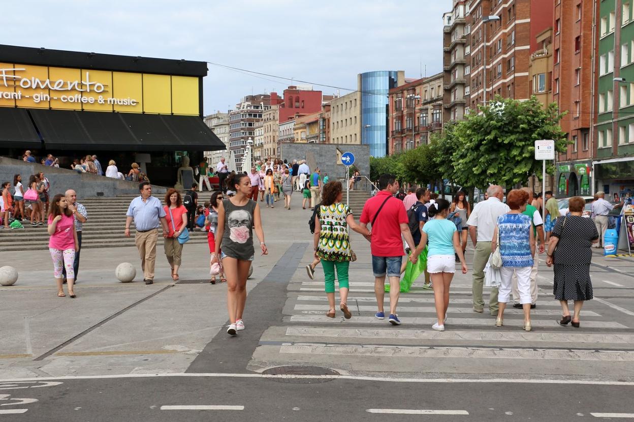 Peatones por Rodríguez San Pedro, donde el PSOE prevé que el tráfico tarde en desaparecer. 