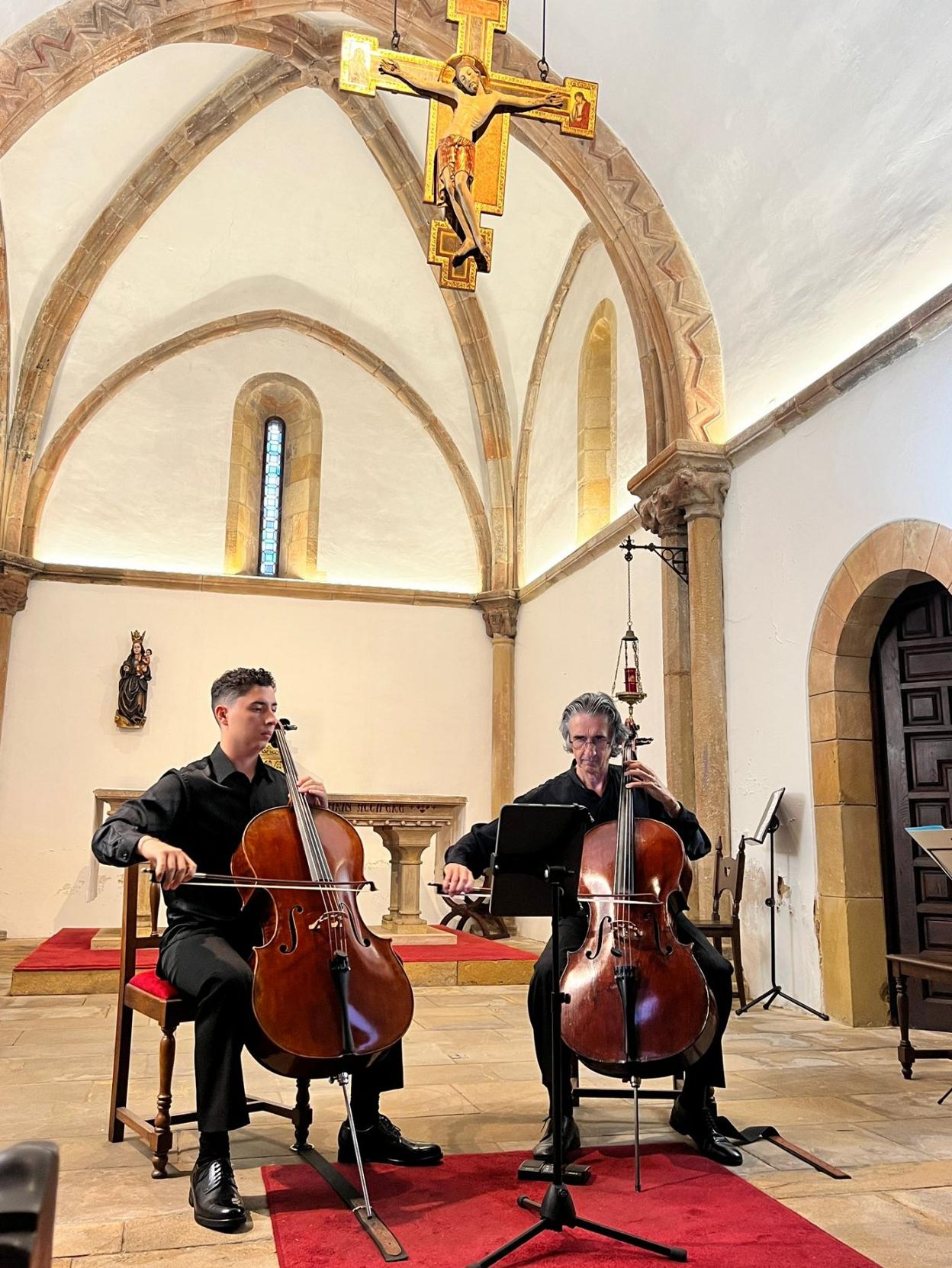 Miguel Correa y Luis Correa en su solo de violonchelo ayer.