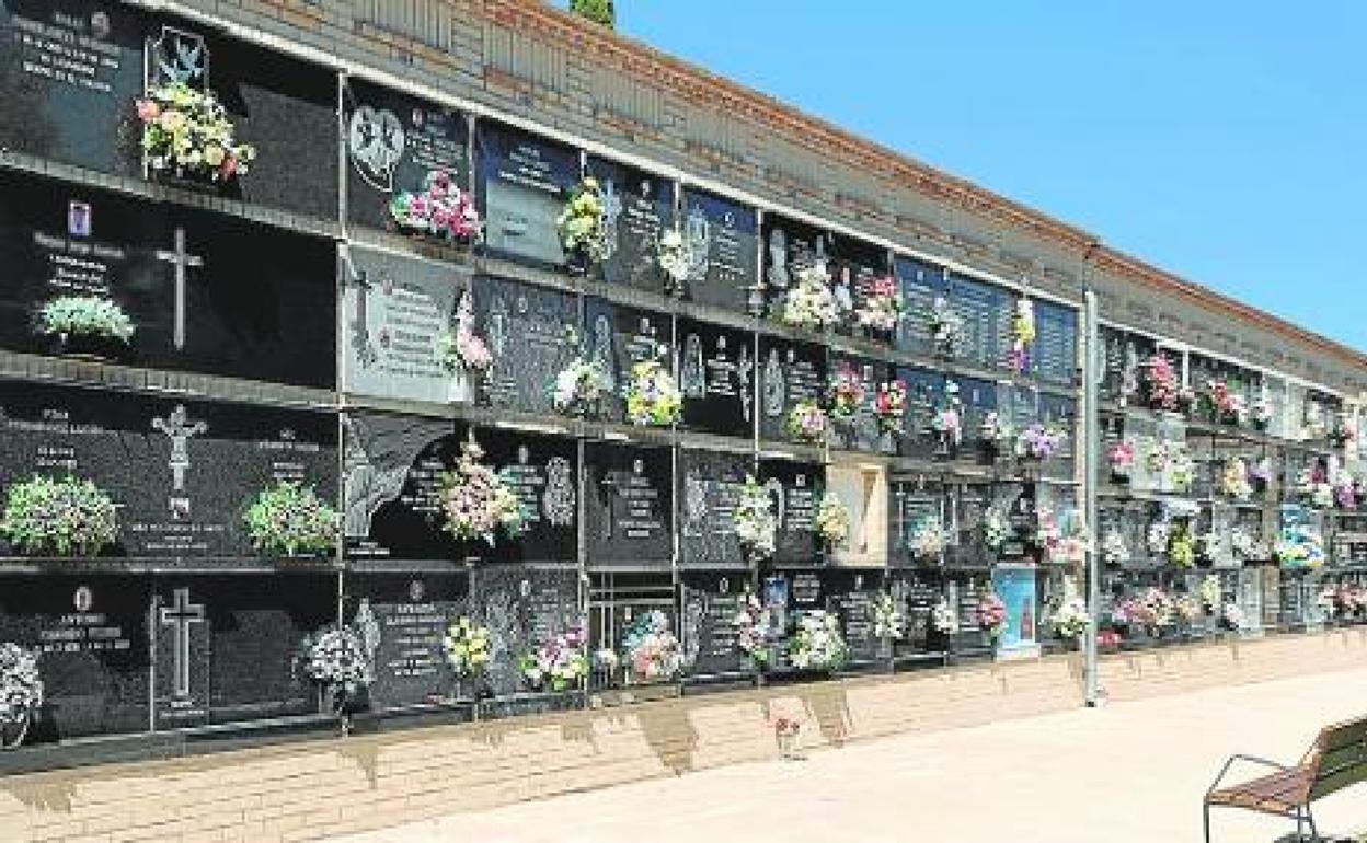 El bloque donde fueron profanados los dos nichos en el cementerio de Paterna.