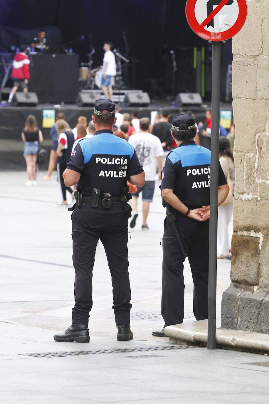 Dos agentes vigilan un concierto celebrado en El Parcha durante las fiestas de San Agustín de 2019. 