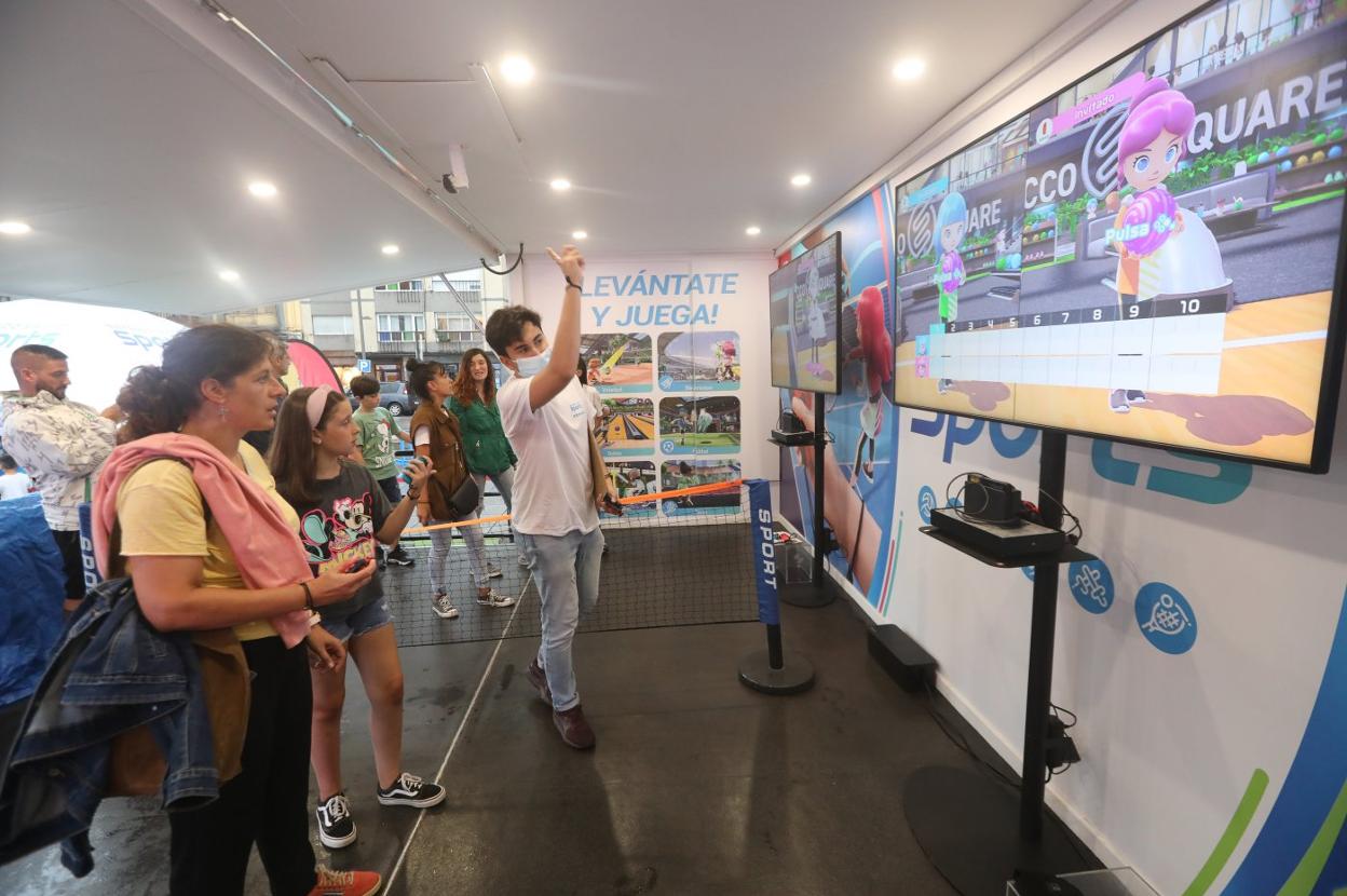 Los juegos deportivos son una de las principales atracciones en las carpas.
