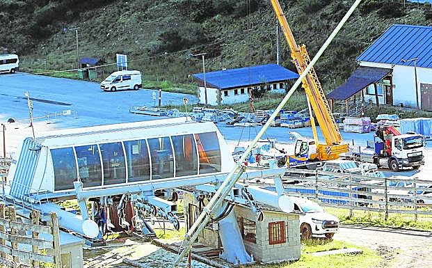 Imagen principal - En la base de la estación invernal lenense los trabajos son intensos, así como el acopio de materiales para que no haya parones en unas obras que avanzan a buen ritmo.
