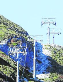 Imagen secundaria 2 - En la base de la estación invernal lenense los trabajos son intensos, así como el acopio de materiales para que no haya parones en unas obras que avanzan a buen ritmo.