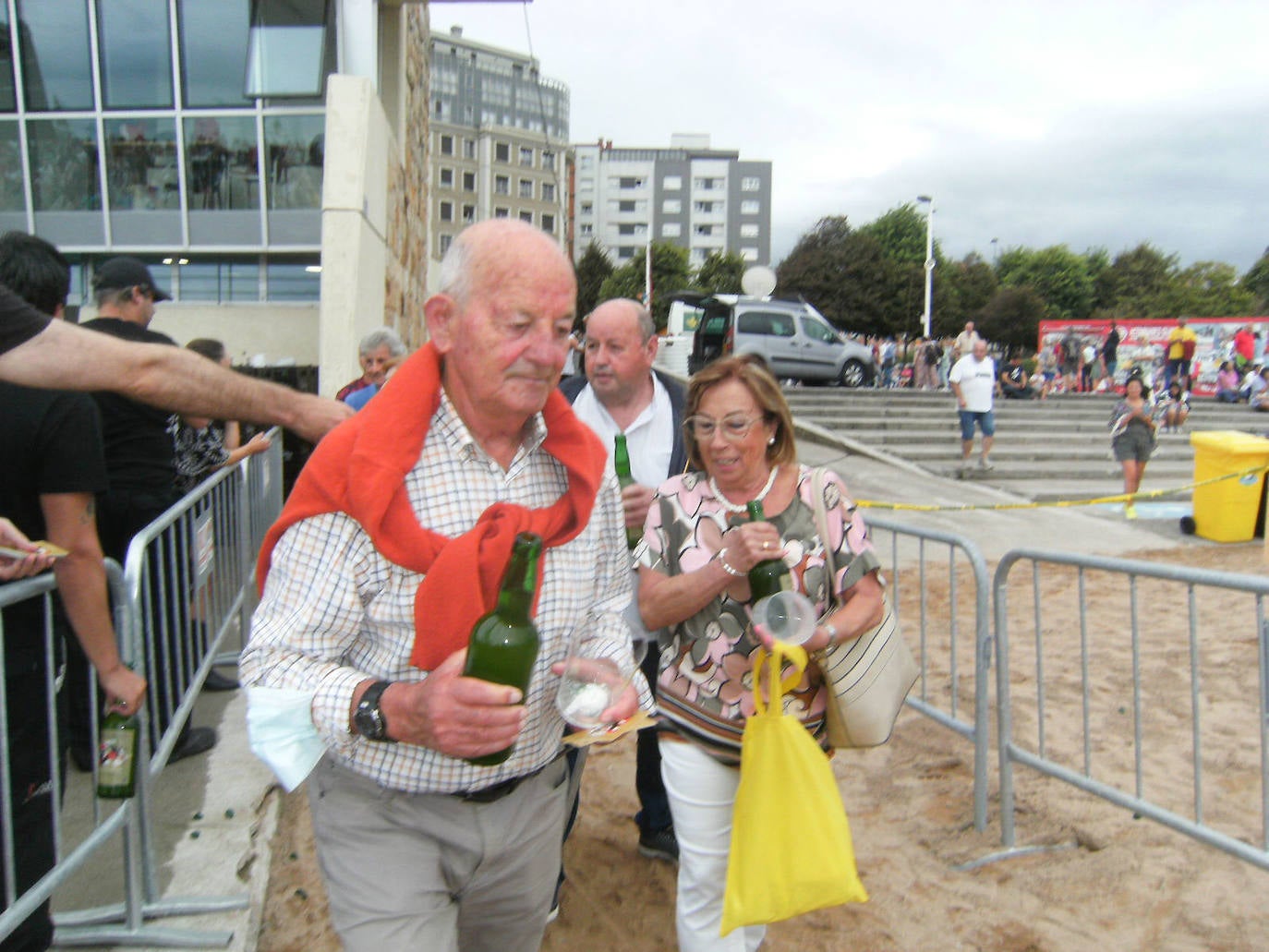 Fotos: ¿Estuviste en el récord mundial de escanciado de sidra de Gijón? ¡Búscate! (2)