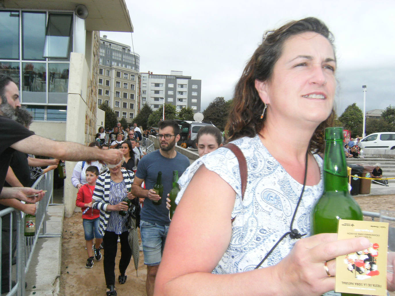 Fotos: ¿Estuviste en el récord mundial de escanciado de sidra de Gijón? ¡Búscate! (2)