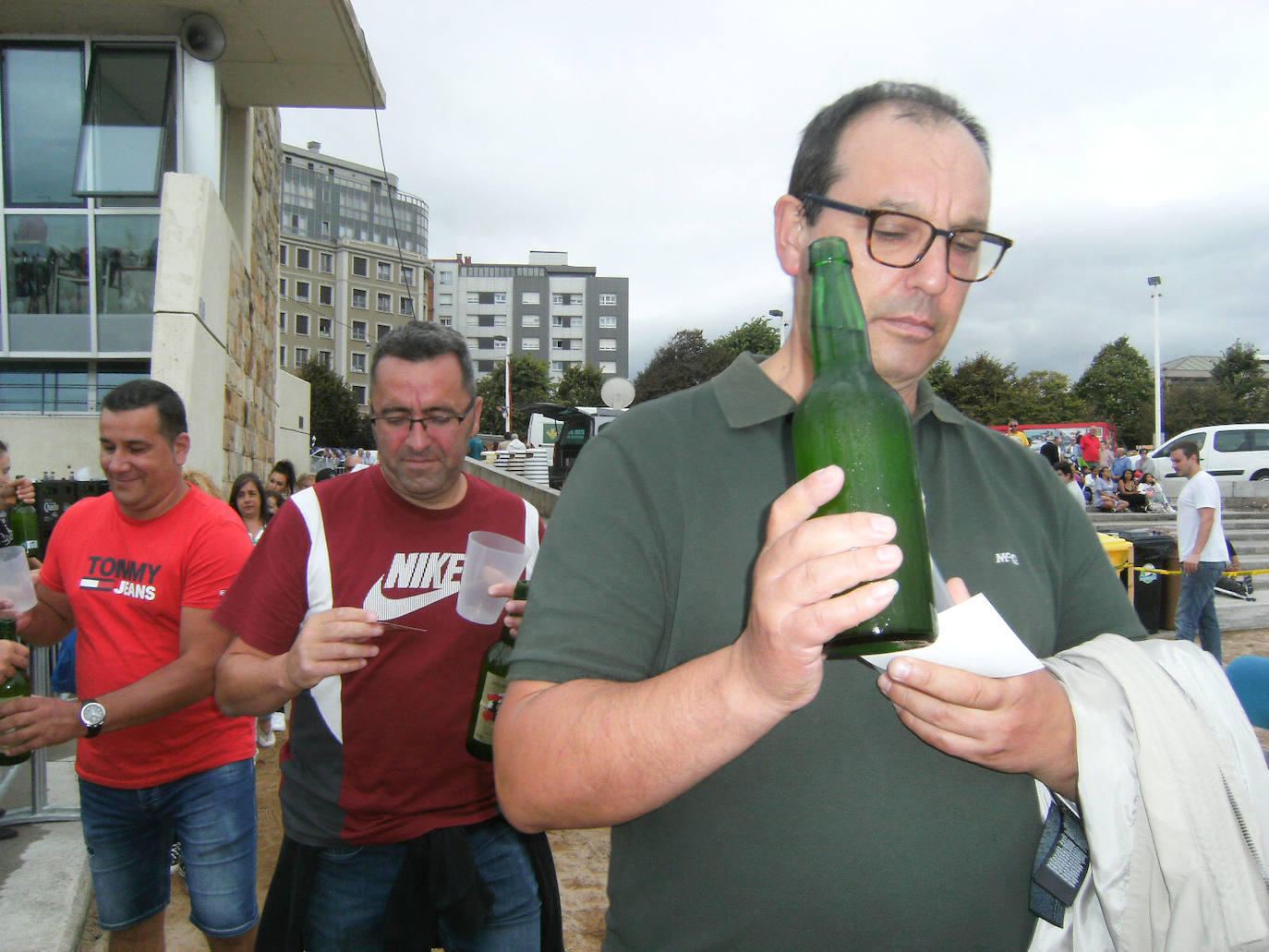 Fotos: ¿Estuviste en el récord mundial de escanciado de sidra de Gijón? ¡Búscate! (2)