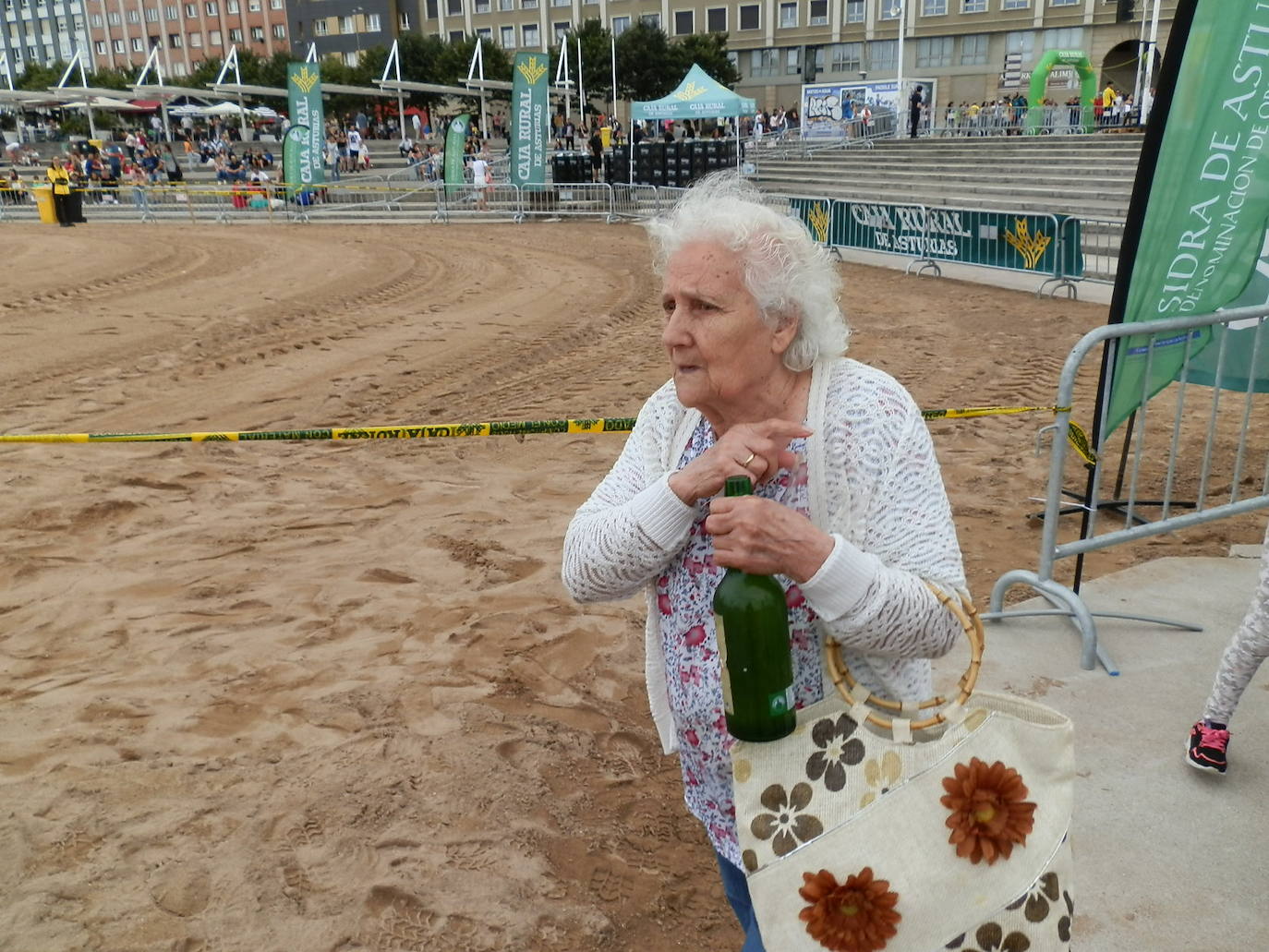 Fotos: ¿Estuviste en el récord mundial de escanciado de sidra de Gijón? ¡Búscate! (3)