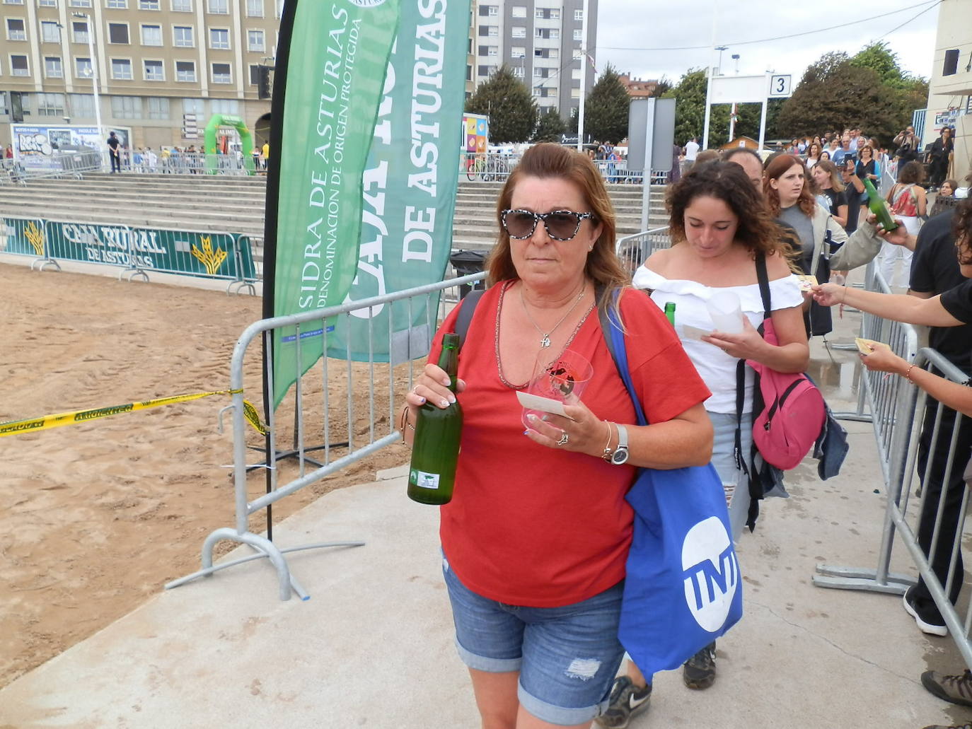 Fotos: ¿Estuviste en el récord mundial de escanciado de sidra de Gijón? ¡Búscate! (3)