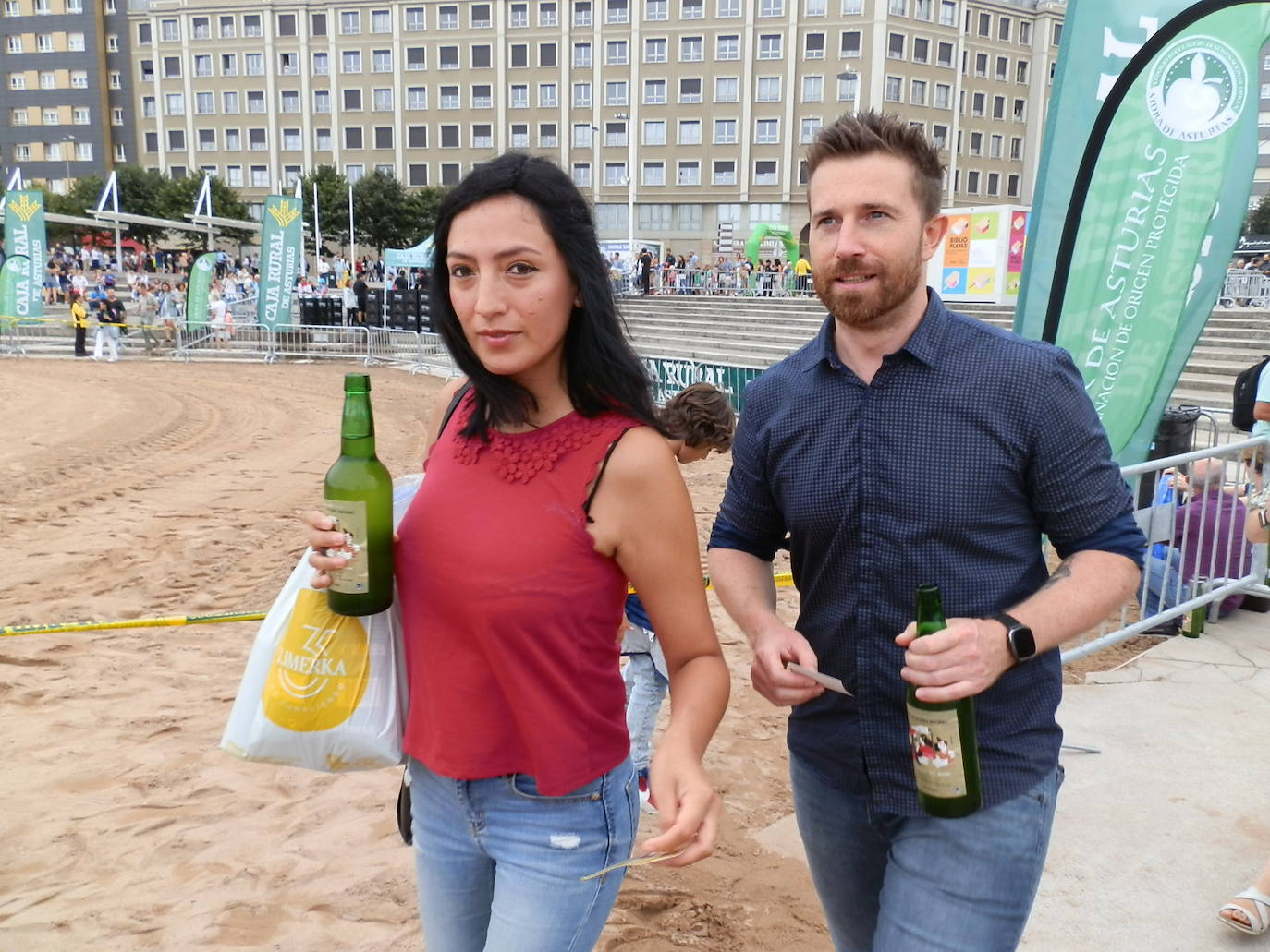 Fotos: ¿Estuviste en el récord mundial de escanciado de sidra de Gijón? ¡Búscate! (3)