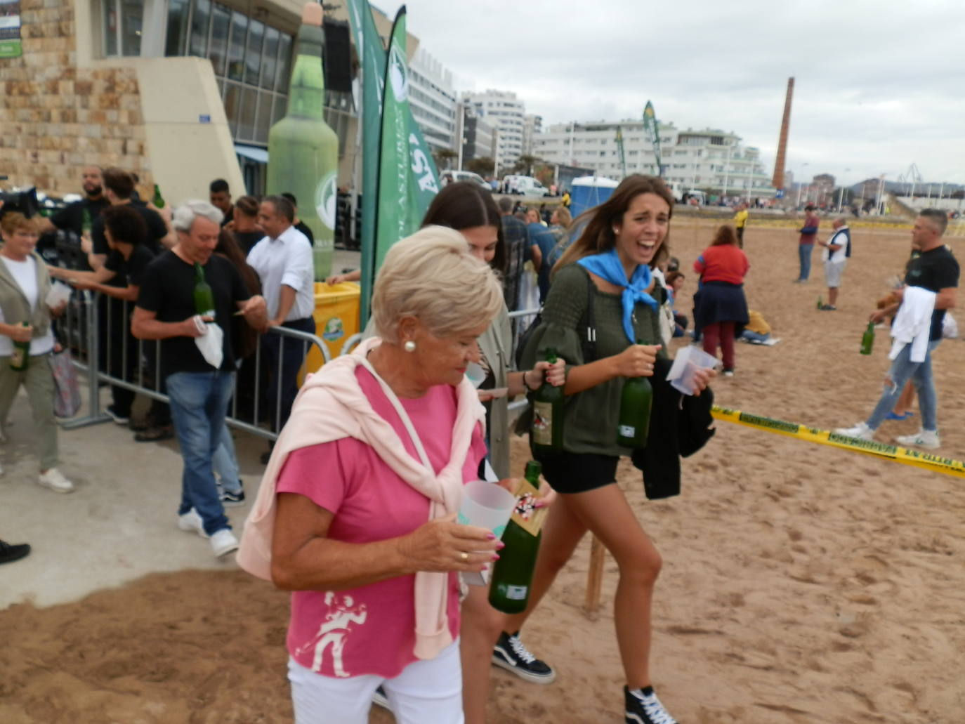 Fotos: ¿Estuviste en el récord mundial de escanciado de sidra de Gijón? ¡Búscate! (3)