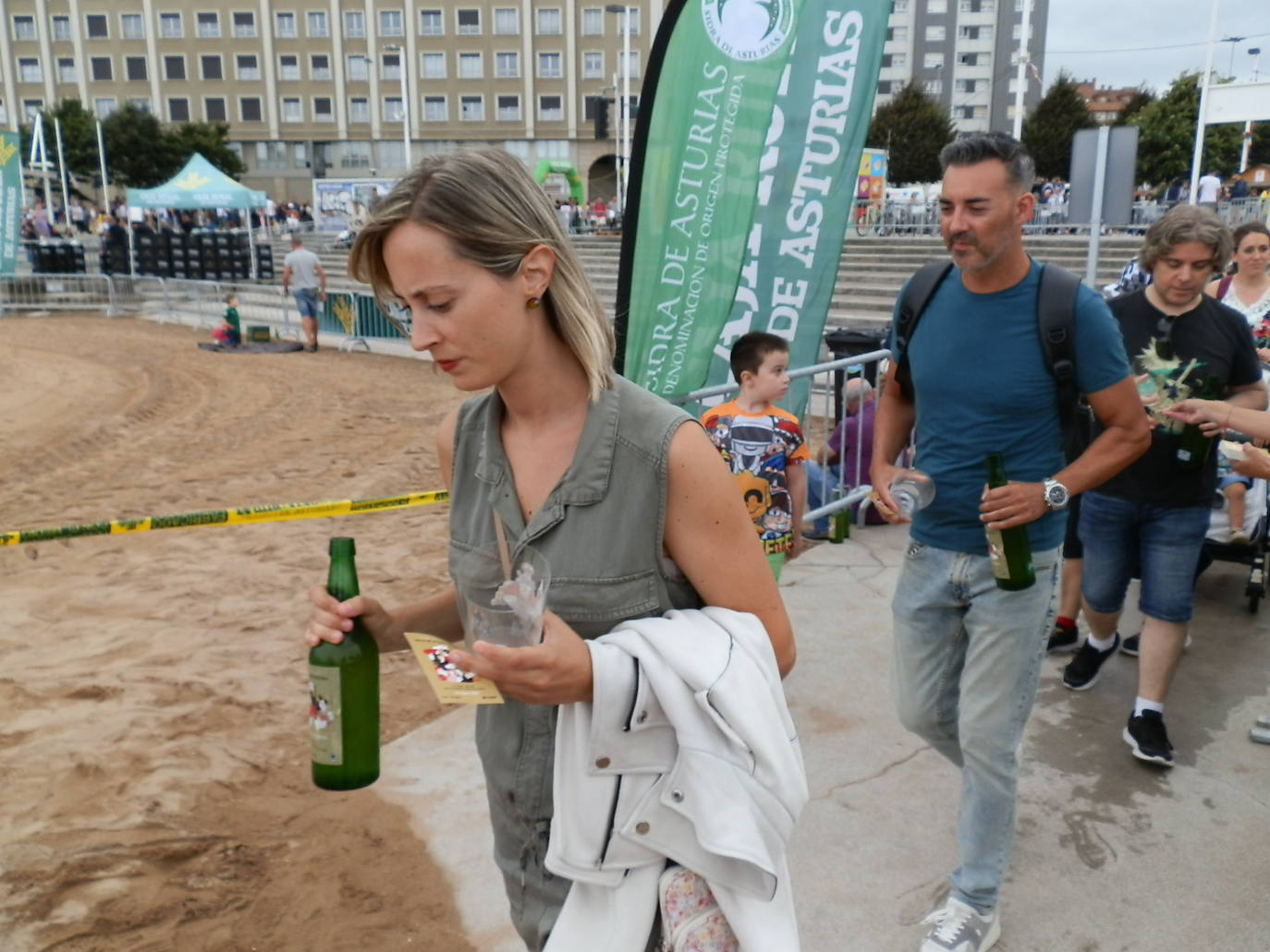 Fotos: ¿Estuviste en el récord mundial de escanciado de sidra de Gijón? ¡Búscate! (3)