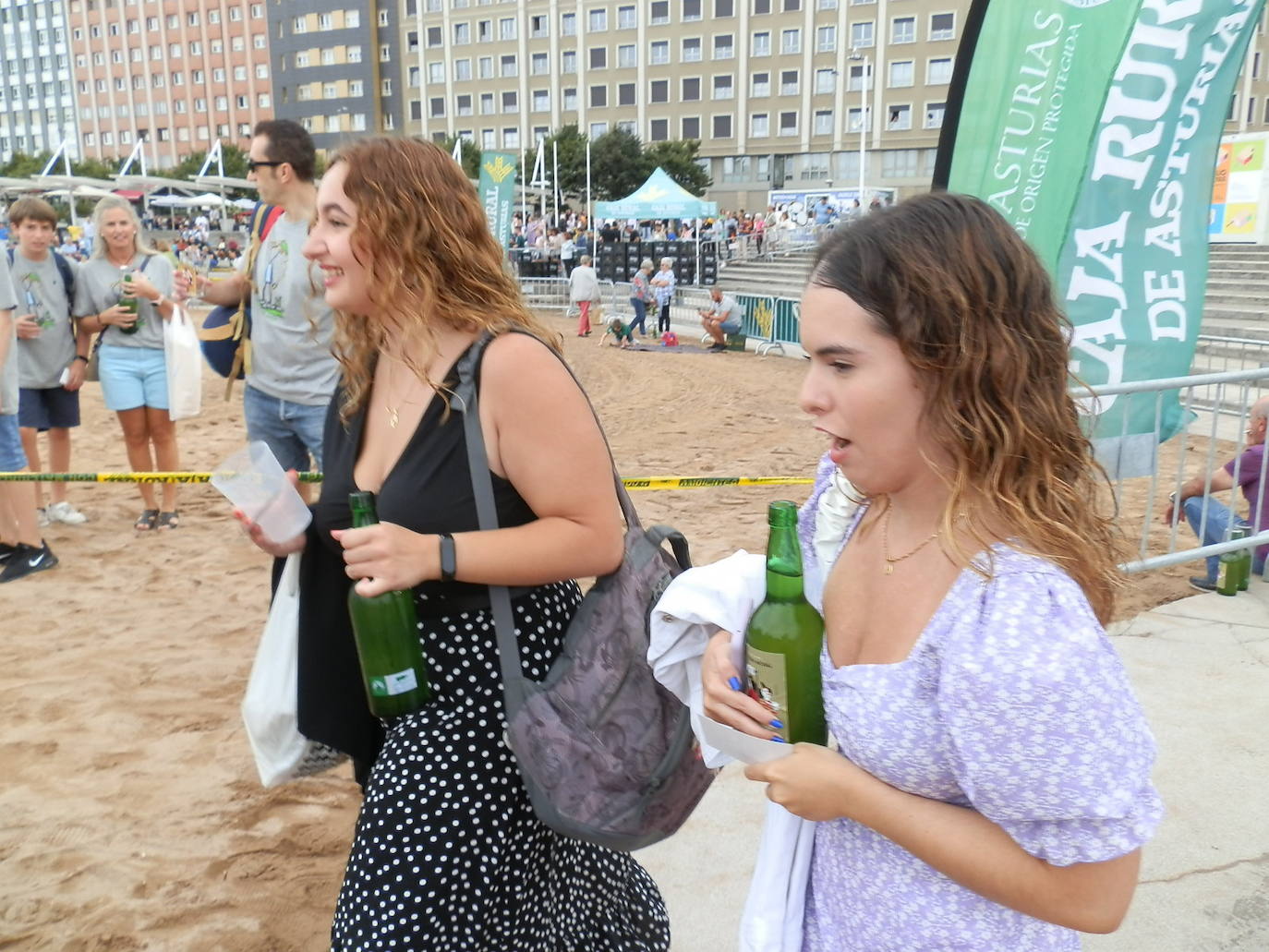 Fotos: ¿Estuviste en el récord mundial de escanciado de sidra de Gijón? ¡Búscate! (3)