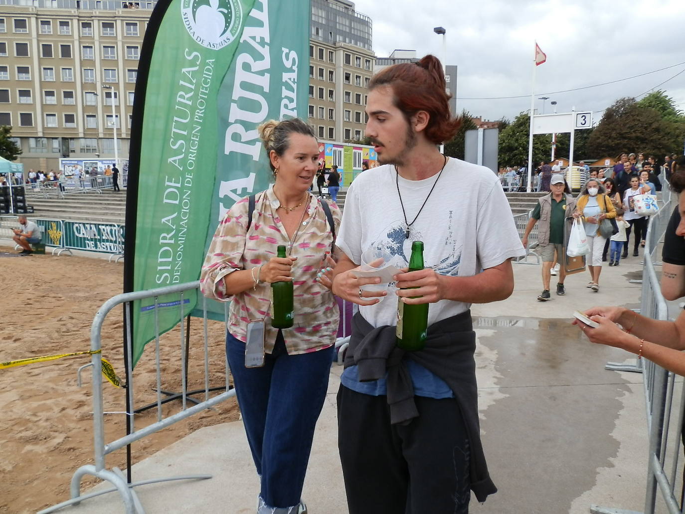 Fotos: ¿Estuviste en el récord mundial de escanciado de sidra de Gijón? ¡Búscate! (3)