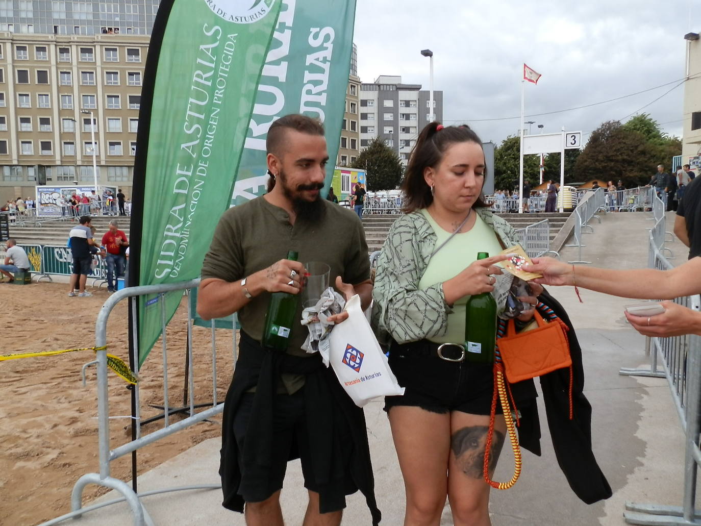 Fotos: ¿Estuviste en el récord mundial de escanciado de sidra de Gijón? ¡Búscate! (3)