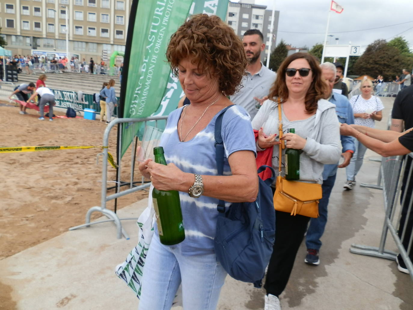 Fotos: ¿Estuviste en el récord mundial de escanciado de sidra de Gijón? ¡Búscate! (3)