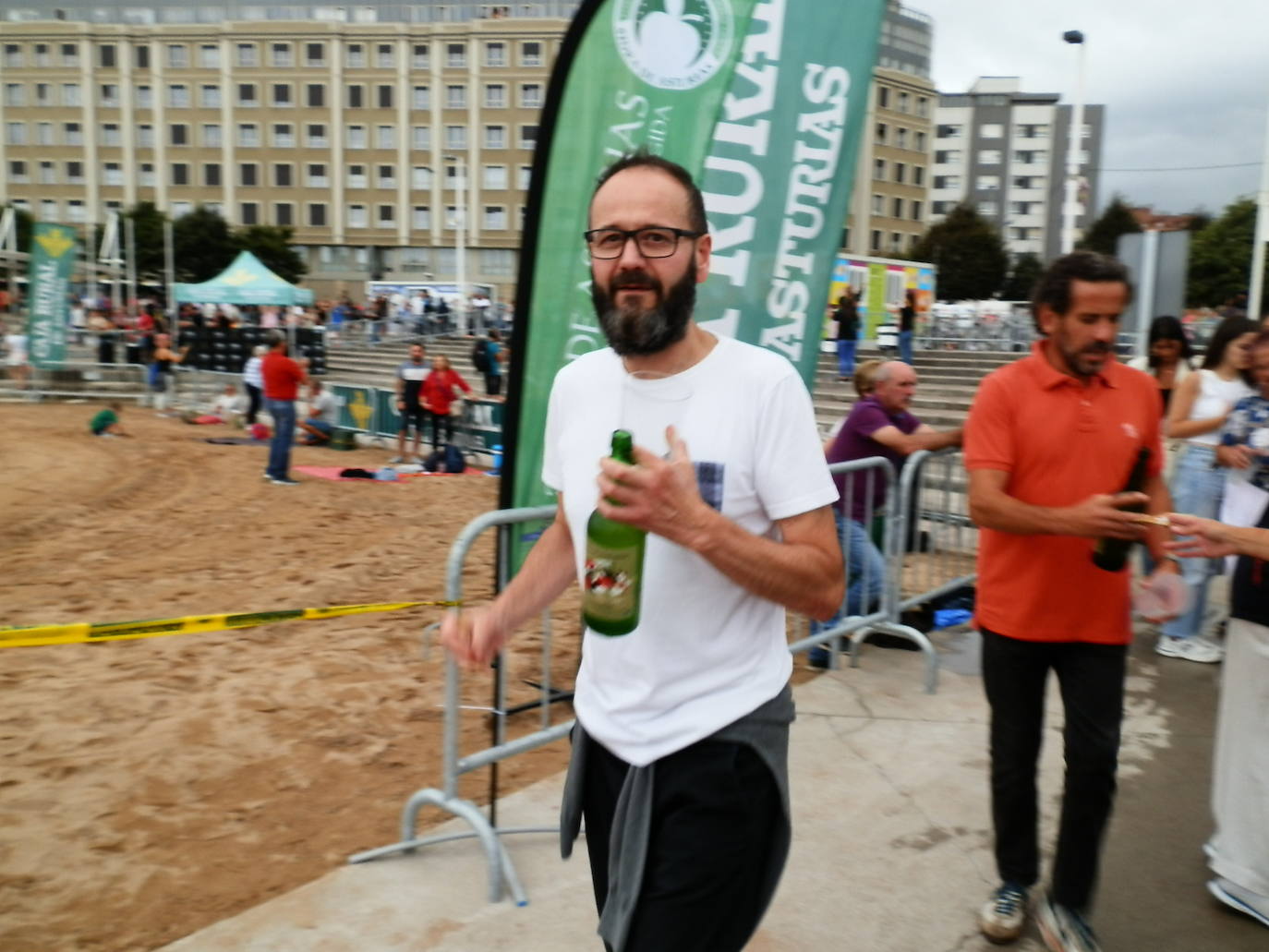 Fotos: ¿Estuviste en el récord mundial de escanciado de sidra de Gijón? ¡Búscate! (3)