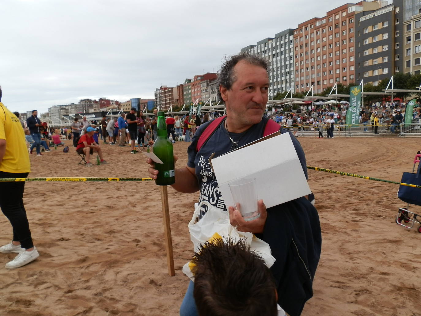 Fotos: ¿Estuviste en el récord mundial de escanciado de sidra de Gijón? ¡Búscate! (3)