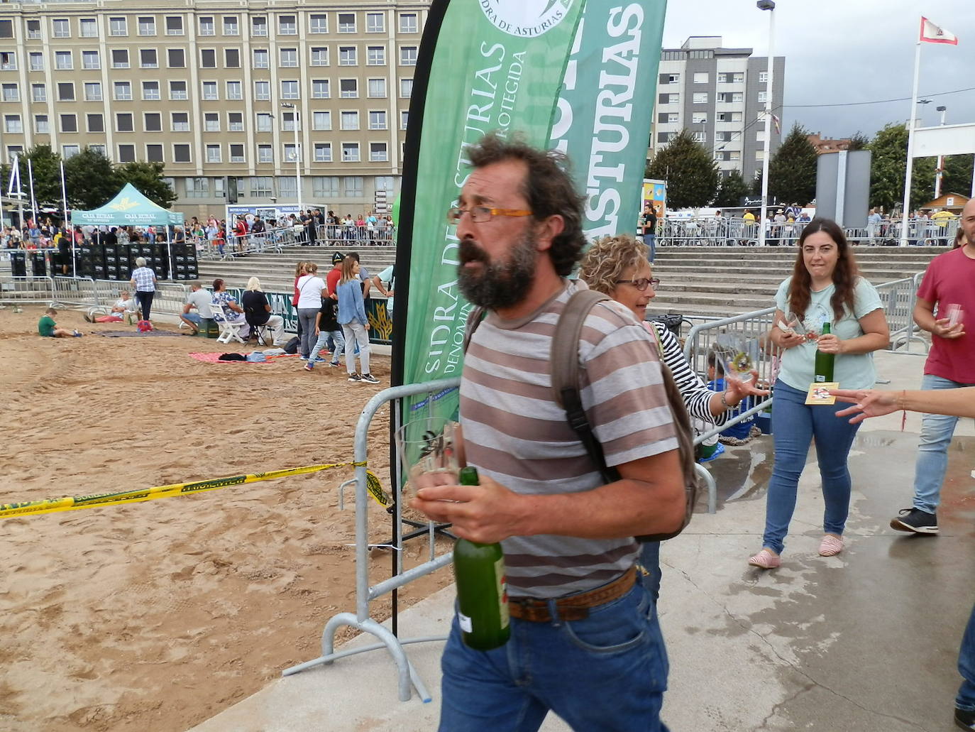 Fotos: ¿Estuviste en el récord mundial de escanciado de sidra de Gijón? ¡Búscate! (3)