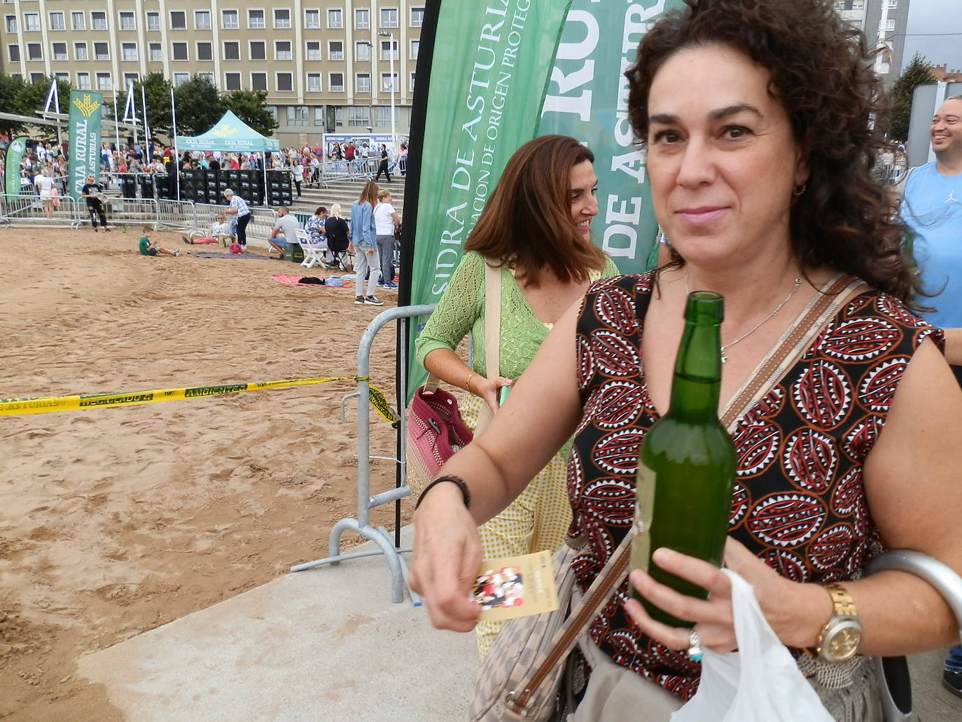 Fotos: ¿Estuviste en el récord mundial de escanciado de sidra de Gijón? ¡Búscate! (3)