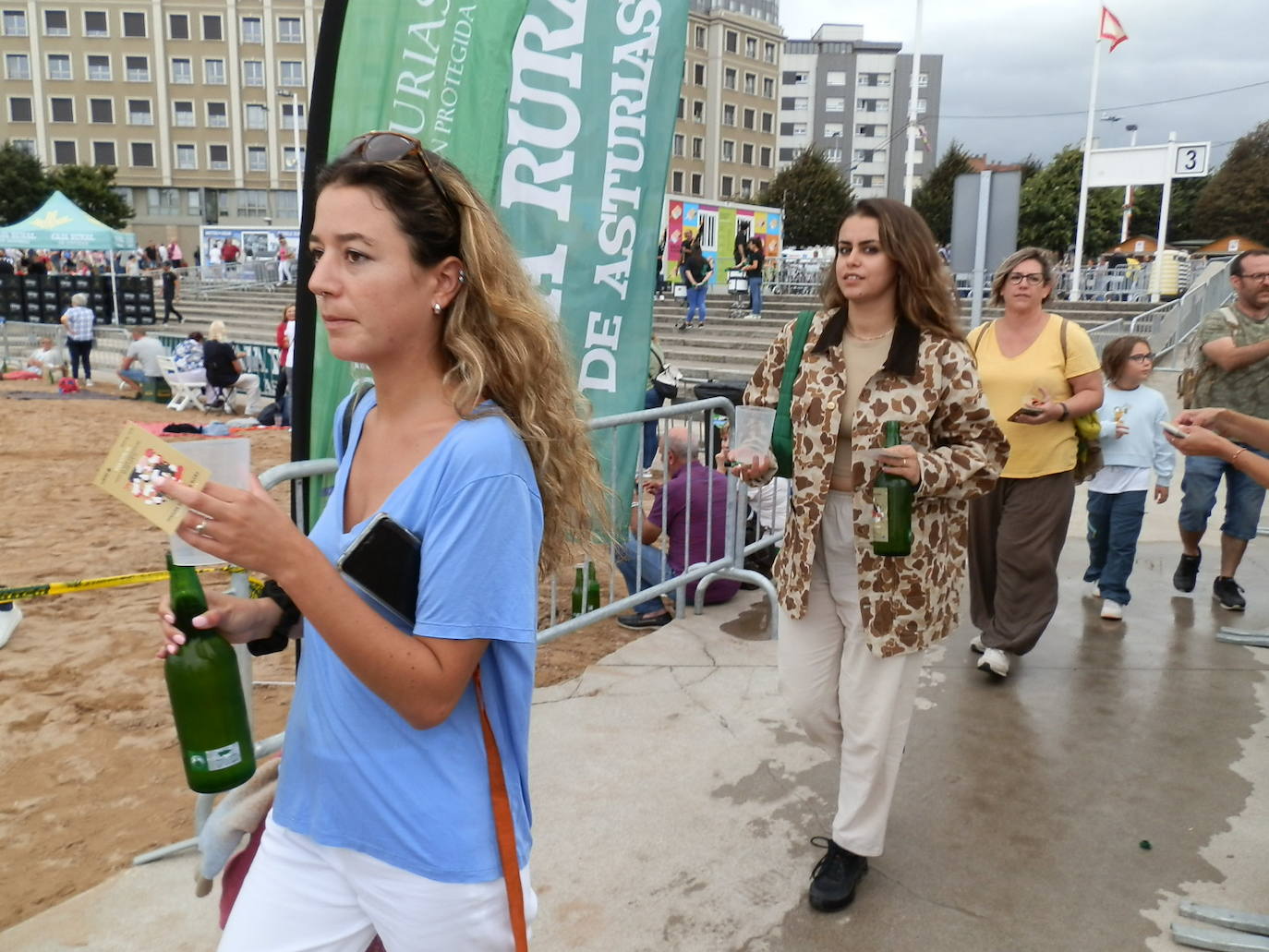 Fotos: ¿Estuviste en el récord mundial de escanciado de sidra de Gijón? ¡Búscate! (3)