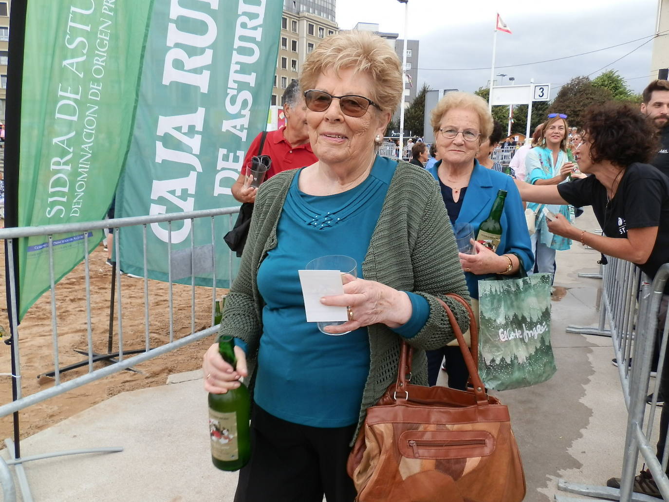 Fotos: ¿Estuviste en el récord mundial de escanciado de sidra de Gijón? ¡Búscate! (3)