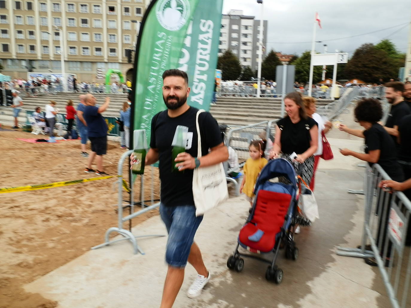 Fotos: ¿Estuviste en el récord mundial de escanciado de sidra de Gijón? ¡Búscate! (3)