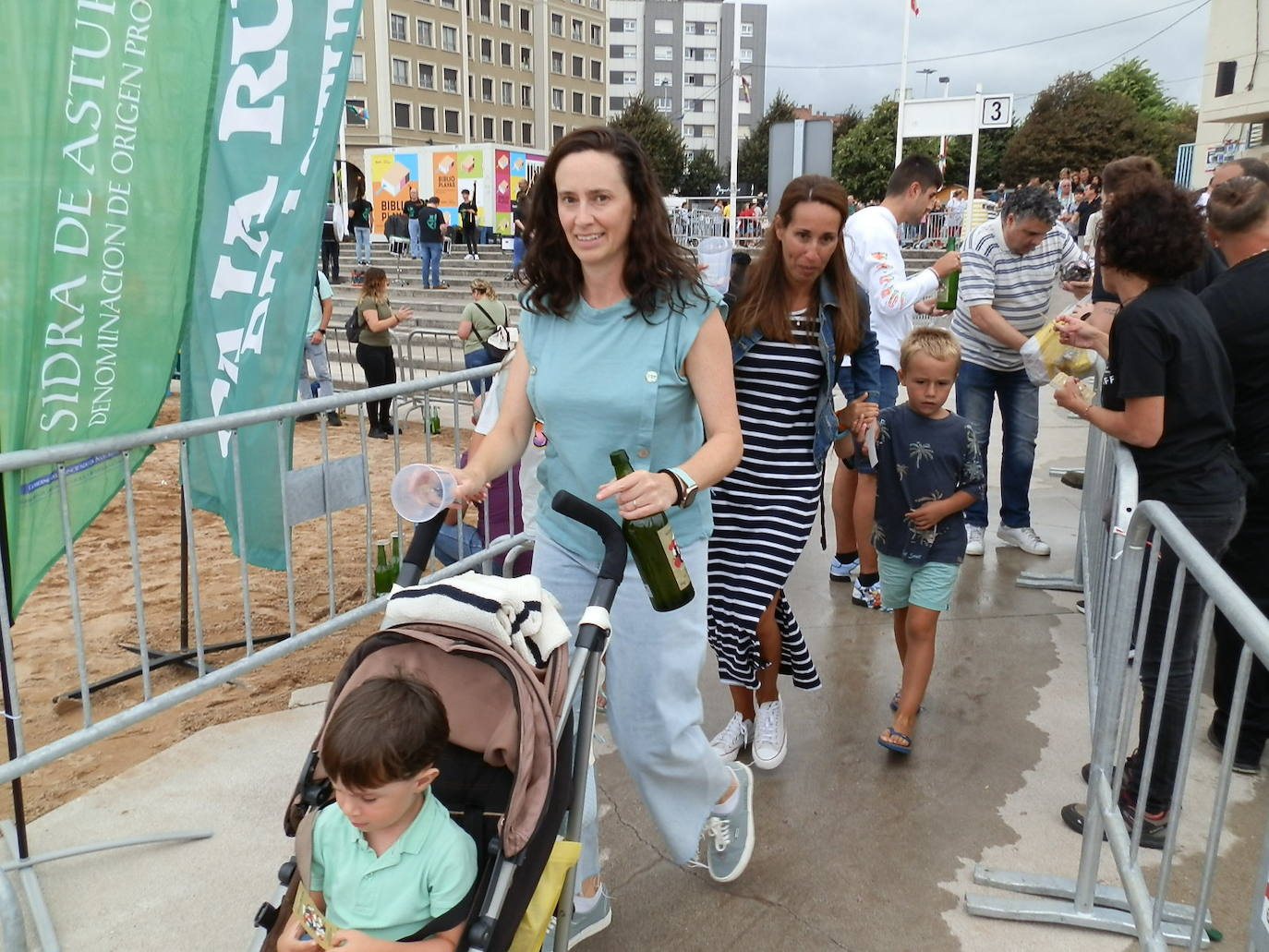 Fotos: ¿Estuviste en el récord mundial de escanciado de sidra de Gijón? ¡Búscate! (3)