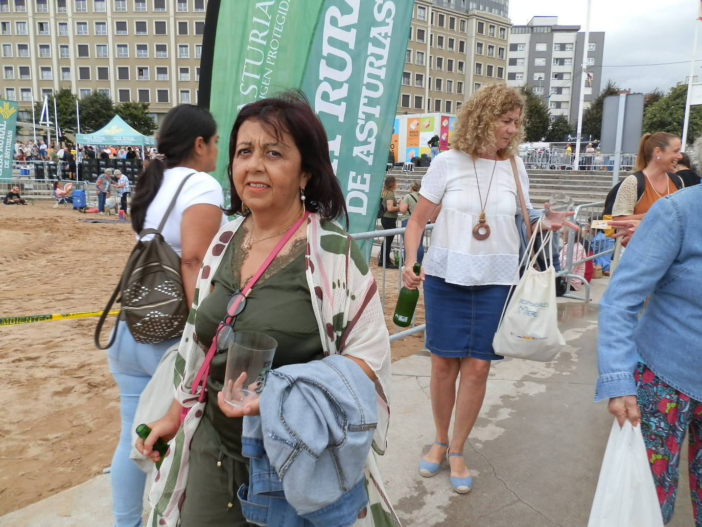 Fotos: ¿Estuviste en el récord mundial de escanciado de sidra de Gijón? ¡Búscate! (3)