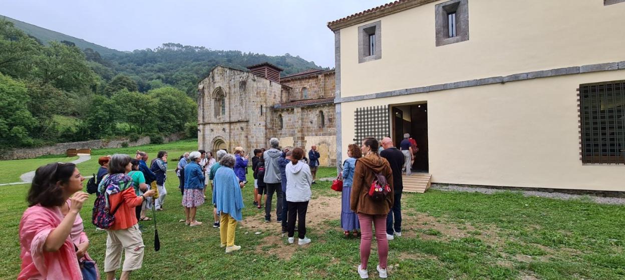 Un grupo visita el complejo de Santa María de Valdediós. 