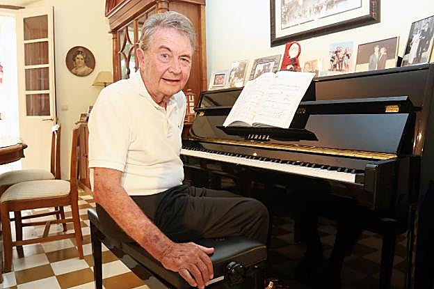 Manolo Díaz, ayer, al piano en su casa de Luanco. 