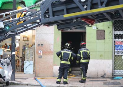 Imagen secundaria 1 - Vivienda en llamas en la avenida de Portugal.