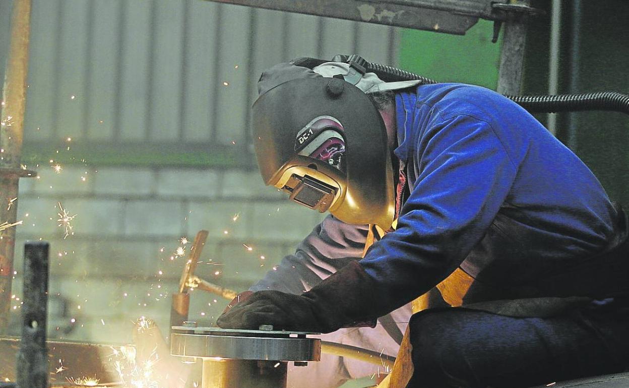 Un soldador de una empresa gijonesa, en plena faena.