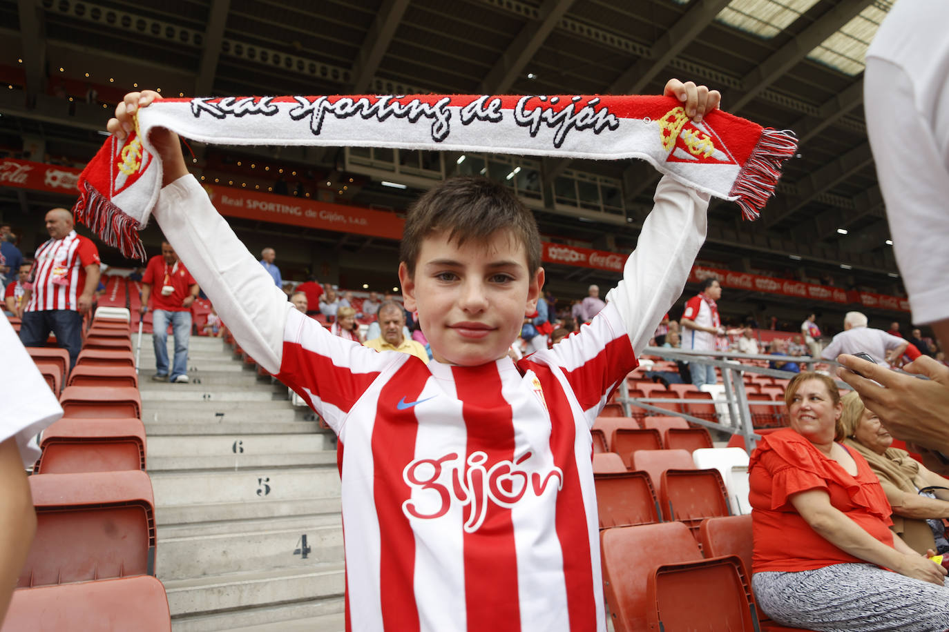 Fotos: ¿Estuviste en el Sporting - Burgos? ¡Búscate!