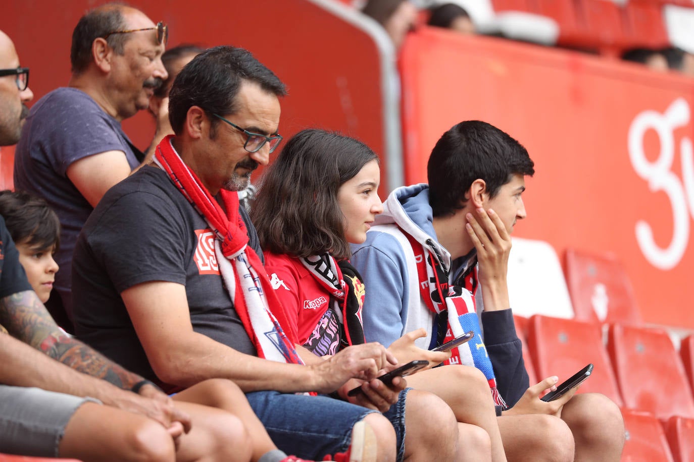 Fotos: ¿Estuviste en el Sporting - Burgos? ¡Búscate!