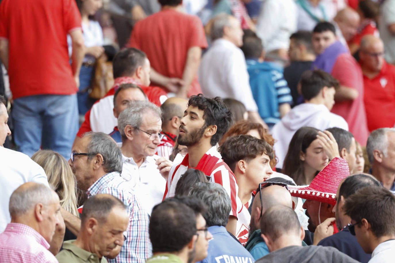 Fotos: ¿Estuviste en el Sporting - Burgos? ¡Búscate!