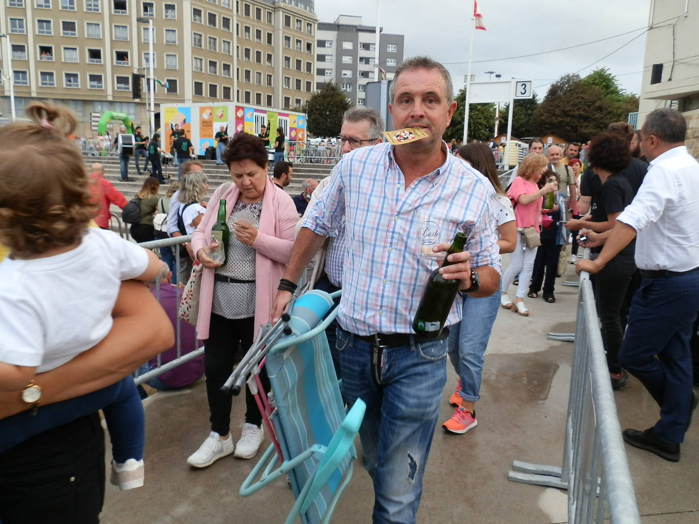 Fotos: ¿Estuviste en el récord mundial de escanciado de sidra de Gijón? ¡Búscate! (4)