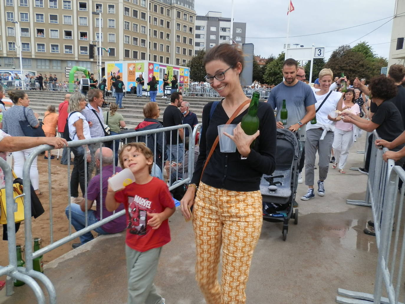 Fotos: ¿Estuviste en el récord mundial de escanciado de sidra de Gijón? ¡Búscate! (4)