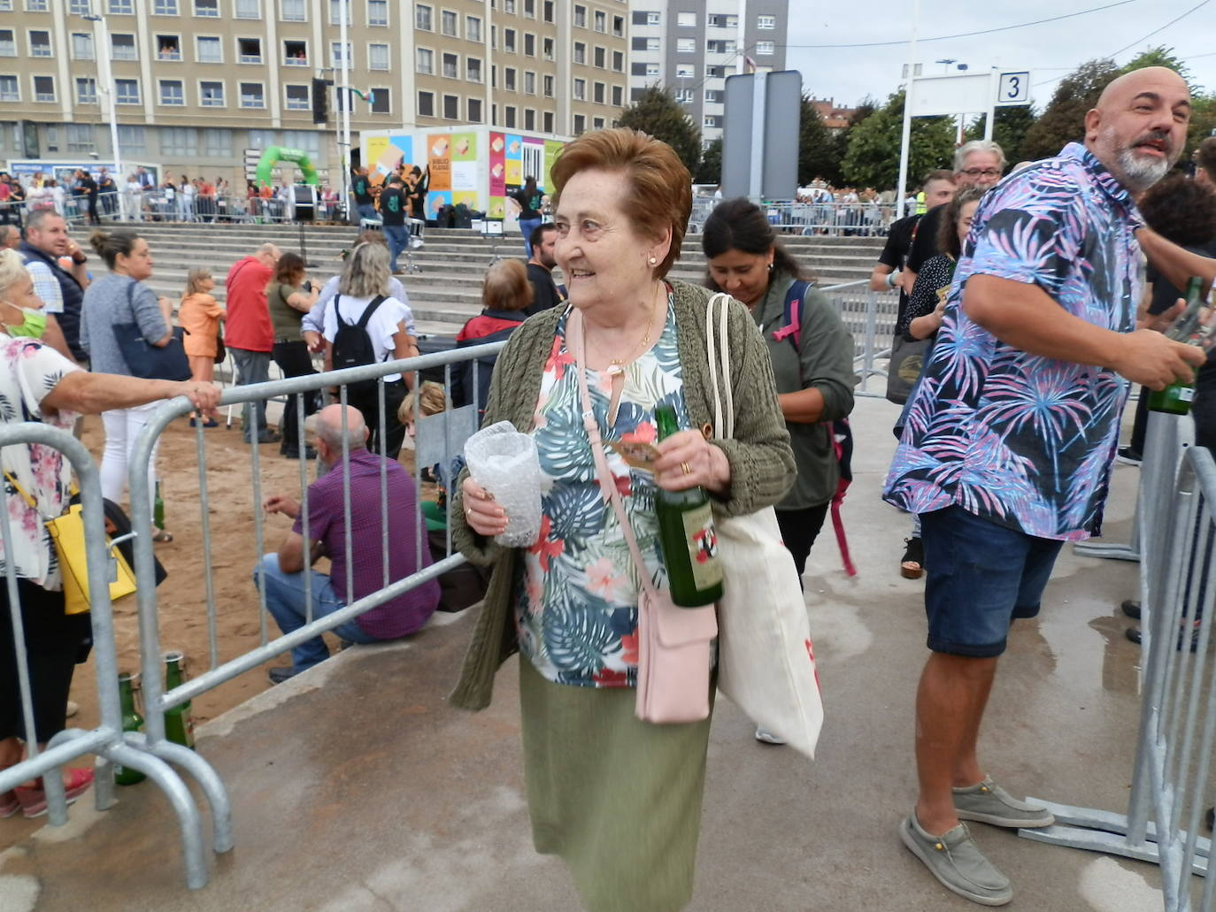 Fotos: ¿Estuviste en el récord mundial de escanciado de sidra de Gijón? ¡Búscate! (4)